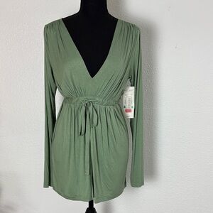 1256NWT Karyn Kane Elegant Sage V-Neck top. SzL
